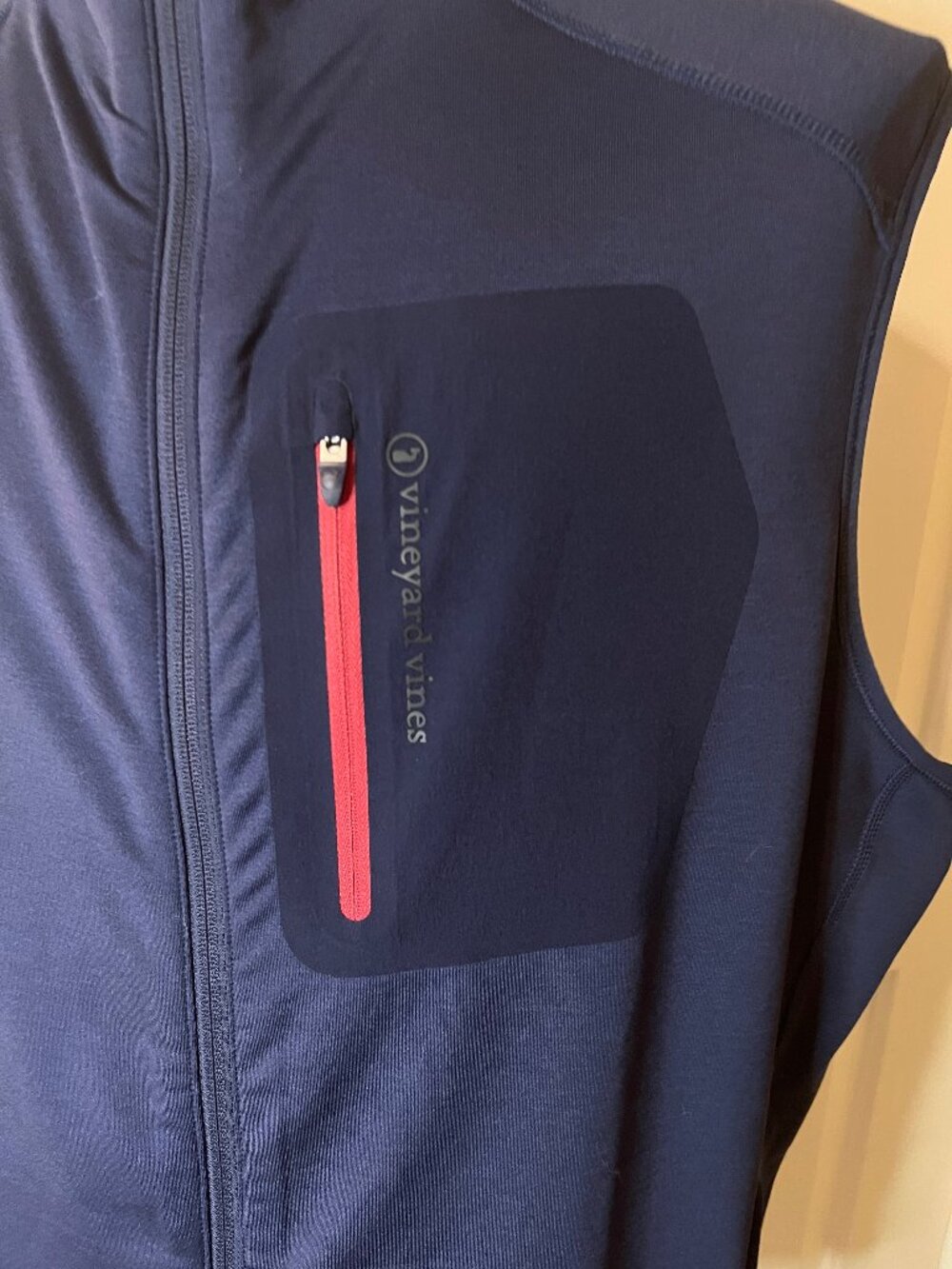 EUC Men's Vineyard Vines Performance Zip Front Vest in Navy Red Trim Size XL - Picture 4 of 6